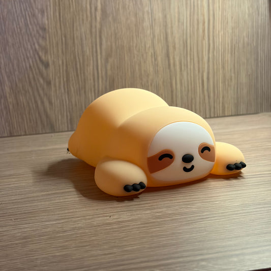 Lenny a Lajhár - Éjjeli LED Lámpa 🦥